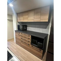 木の温もりとシャープな黒。レイヤーミックスが映えるキッチン