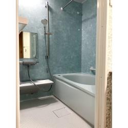 マンションの限られたスペースを最大限に活かし、浴室のサイズを「1216」から一回り大きな「1316」へサイズアップ。以前のコンパクトな浴槽から、ゆったりと足を伸ばしてくつろげるリフレッシュ空間へと生まれ変わりました。
さらに、浴室掃除を劇的にラクにする「TOTO 床ワイパー洗浄」を採用。ボタン一つで床を除菌・洗浄してくれるため、綺麗な状態を長く保てます。
洗面所とトイレは、淡いブルーの花柄クロスでトータルコーディネート。トイレはタンクを隠したキャビネットタイプにすることで、お掃除のしやすさと収納力を同時に向上させました。機能性と広さを追求した、満足度の高いリフォームとなりました。