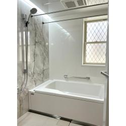 「もっと掃除がしやすく、冬でも暖かいお風呂にしたい」というご要望をいただいておりました。
最高級グレードの鋳物ホーロー浴槽を選択。熟練の職人が焼き上げた滑らかな表面は光沢を放ち、傷や汚れに圧倒的に強いのが特徴で、日々のお手入れはシャワーで流すだけで完了します。
給湯器を交換し、マイクロバブルバスを搭載。微細な泡が体を芯から温め、湯上がり後もポカポカが持続します。