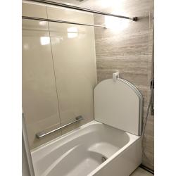 マンションの浴室とトイレの全面リニューアルをお手伝いさせていただきました。
浴室はタカラスタンダード「グランスパ」。タカラならではの「高品位ホーロー」を使用した壁パネルです。 汚れが染み込まず、サッと拭くだけで美しさをキープ。磁石が付く特性を活かして浮かせる収納で、カビの発生を防ぎキレイを保ちます。
トイレはマンションリフォーム用ＴＯＴＯ「ピュアレストＭＲ」と「アプリコット」を採用し、内装も貼り替えて一新しました。