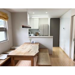 「リフォームするなら、絶対にタカラスタンダードのホーロー製品で」と決めていらっしゃったお客様。製品の質の良さを熟知されており、最初から明確なビジョンをお持ちでした。
お客様が選ばれた最高級グレード「レミュー」や内装材「エマウォール」の魅力を最大限に引き出すため、私たちは丁寧なプランニングと施工を心掛けました。お悩みだった生活感を一掃し、機能美あふれる上質な空間へと仕上げました。