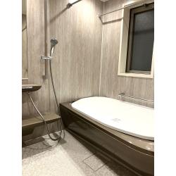 築２０年を過ぎたマンションの浴室とトイレのリフォームをご依頼いただきました。
浴室には、TOTOのシステムバス「リモデルバスルーム シンラ1620」を採用 。TOTOの先進技術が詰まった快適な浴室へと生まれ変わりました。
トイレは、スッキリとしたタンクレストイレ「TOTO ネオレストLS2」へ交換。手洗カウンターを新設し、自動水栓とすることで衛生的かつスマートな空間に。