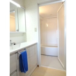 マンションの浴室や洗面所には光を取り入れる窓がないため暗い印象になってしまいますが、白で統一された空間は明るく、清潔感溢れる場所となりました。