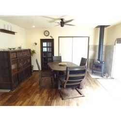 中古戸建て住宅をご購入されリフォームのお話をいただきました。イメージをしっかりとお持ちのお客様で、リフォーム後のお引き渡しの際も無垢材の床が素敵でしたが、時代家具を置かれてさらに大人の空間となりました。