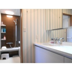 リビングから洗面所に入り向かって右手にトイレ、左手に浴室のある間取りです。浴室は落着きある茶系、洗面所は明るく、トイレは壁クロスでアクセントを付けています。