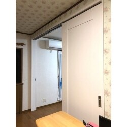 大きな一部屋を二部屋に仕切りたいとご要望いただきました。将来は一つの部屋として使用する可能性が高いため、間仕切り壁を造ることなく、建具を利用して間仕切ることにしました。