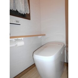 タンクが角にある便器をタンクレストイレに取り替えました。床が緩んいたところは合板を貼り、既存コンセントの移設や自動水栓用の電源新設を行いました。クロスの張替とクッションフロア貼りの内装工事も行い、トイレ丸ごとリフォームとなりました。