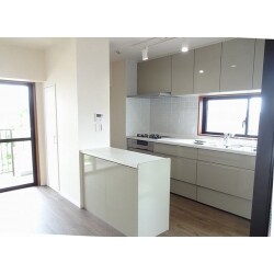 マンション新築当時に流行していた赤茶系の床や建具は、お部屋のイメージを大きく左右するため、好みの雰囲気にリフォームをご希望でした。熱に強く、床暖房にも対応したヨーロッパの床材「ペルゴフロア」を採用することに。既存の床暖房を活かしつつお施主様好みの北欧風の雰囲気にリフォームすることができました。