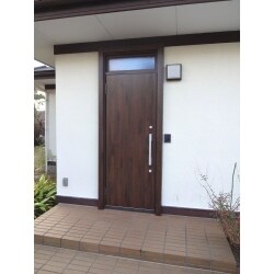 木製の玄関ドアから高断熱仕様の玄関ドアに取替えました。玄関は外気温の影響を受けやすい場所ですが、高断熱仕様の玄関ドアで、以前より夏は涼しく、冬は暖かくなります。
