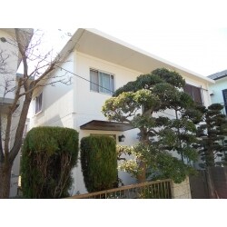 冬場の寒さ対策にリビングダイニングには床暖房を新設。外壁や屋根などの補修および塗装、玄関ドアや雨戸の取替などの外回りのリフォームもご依頼いただきました。
