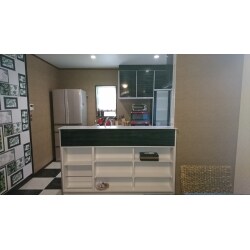 浴室と洗面所リフォームをしていただいたＫ様からキッチンリフォームのご希望をいただきました。
かわいらしい小物が映えるキッチンから、シンプルな佇まいの中に大胆なアクセントを取り入れたモダンなキッチンにリフォームしました。
