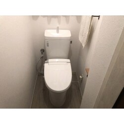 節水型のトイレに取替えるタイミングで、壁クロスと床のフロアクッションを貼り替えました。