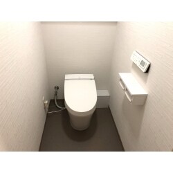 中古マンションをご購入されてからずっとお付き合いいただいているお客様のトイレリフォームになります。ご入居時にはリフォームをしなかったトイレを、すっきりとしたタンクレストイレにしたいとのご希望でした。