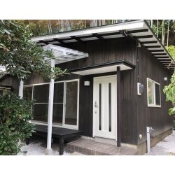 ご主人のご実家は鎌倉市の風致地区にあり、新築に建て替えることはできません。リフォームをしてアトリエとして使用できるセカンドハウスにしたいとご希望いただきました。

