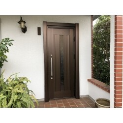 リフォーム用玄関ドアを利用し、たった１日で動きの悪かった玄関ドアを取替えました。