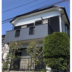 令和元年の二度の台風により、屋根棟板金が飛散し、外壁に損傷の被害を受けました。
火災保険を利用し、被災した屋根、外壁の改修工事を行いました。
被害の大きかったバルコニーは、損傷した外壁から水が内部に侵入していたため、バルコニーの外壁下地を造作、防水紙を貼ったのち、サイディングで仕上げました。