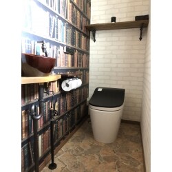 本棚風のクロスがアクセントのレストルーム