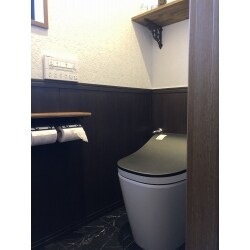 ダークカラーで落ち着いた雰囲気のトイレに