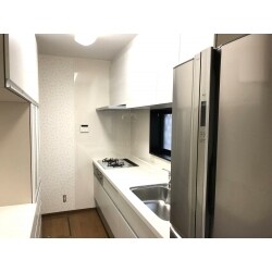 システムキッチン、システムバス、洗面化粧台の取替と、キッチンと洗面所のクロス貼替工事を行いました。家事の負担を軽減する浴室暖房乾燥機の設置や、将来ＩＨコンロに取替するための専用電気配線を新設するなど、将来を見据えたリフォームとなりました。