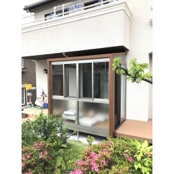 新築したマイホームのお庭にサンルームとウッドデッキを新設しました。屋内の床と高さを揃えることで、もう一つのリビングとして使用できます。竣工直後からお子様がクッションを持ってきて、心地良い遊び場になっていました。