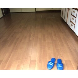 傷んでいたキッチンの床を貼替えて、安心安全に