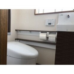 長年使われていたタンク式トイレは、水の使用量も多いためお取替えをご希望いただきました。便器の交換だけでなく、床、壁、天井の内装や手洗器や収納、手摺りの新設も行いました。