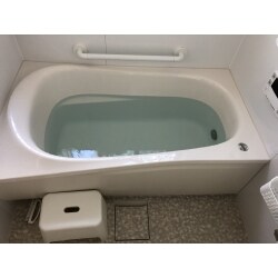 ご高齢のお母様のためにタイル貼りの浴室からシステムバスルームにリフォームしました。浴室の出入り口がフラットになり安全に入浴できるようになりました。浴槽のまたぎの高さも低くなり、ゆっくりとバスタイムをお過ごしいただけます。