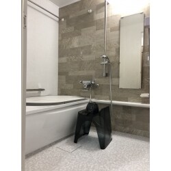 マンションの浴室をTOTOリモデルバスルームにリフォームしました。システムバスの裏側の空間を活かし、１３１６から１４１８サイズに。一つ大きなサイズを採用したことで、よりゆったりと入浴することができるとお喜びいただきました。