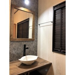 2階の洗面化粧台は階段を上ったホールにあります。主にご主人が身だしなみを整えるためにお使いのため、ダークブラウンや、ブラックを使用した無骨でインダストリアルな雰囲気で仕上げました。