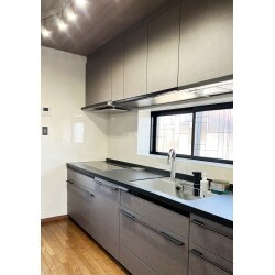 ご実家にお引越しされる前のキッチンリフォームを承りました。
採用したのは優美な質感と最先端の機能美が両立するパナソニックのLｰclassキッチン。
コンロは、パナソニックのトリプルＩＨ。
お鍋が横に３つ並ぶため、3口コンロの奥のように使いにくくなりません。
コンロ前のスペースも広いため、下ごしらえしながら火加減を調節しやすいのも特徴です。
食器洗い機はフロントオープンタイプで、一回で多くの食器を洗うことができ、お鍋や調理器具もセットできるため、お料理好きの方にピッタリです。
カップボードも交換し、収納力がアップしました。
