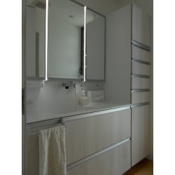 ホワイトオーク柄の洗面化粧台は、ワンランク上のサニタリー空間に仕立てます。