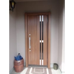 古い玄関ドアは防犯面でも心配ですが、たった１日の工事できれいな外観と安全性を手に入れることができます。