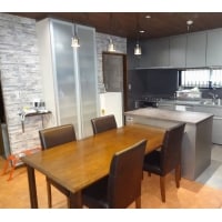 クールなキッチンスタジオのある住まい