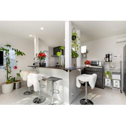 明るく開放的なキッチンで家族が集まる住まいへ