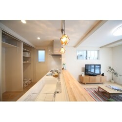 ＤＫのドアを開けるとキッチン回りが丸見えで、居間の部分は家具で仕切りを造り過ごされていました。コンパクトな間取りの為、洗濯機を置くスペースがなく居間の収納の中に洗濯機を置いていました。ご主人様も奥様も働かれていて1日のほとんどを1階で生活されていた為、収納が不足していました。また、築年数が旧耐震の建築物になっており、耐震力の不足がありました。そこで耐震計算により、既存の耐震機能を6倍アップさせる工事をする事で、地震に強い家に生まれ変わりました。ご主人様がお風呂に入る時間を1番大切にされており、ゆったりとした1坪の浴室をご提案し、外壁の耐久性を考慮したガルバリューム鋼板を採用しました。