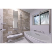 広々とした高級感のあるお風呂と広々洗面台