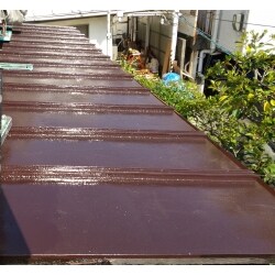 S様は屋根のペンキと雨戸の剥がれが気になってご相談頂きました。劣化した部分を研磨(ケレン)させて頂き、シリコン塗料で仕上げました。施工前は剥げた部分を見るのがウンザリする。との事でしたが施工後は毎日見るのが楽しみと話してくださりました。