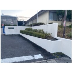 T社様入口のモルタル塀でしたが、下地の状態が悪く大変汚れていたので、ひび割れ欠損などの補修をさせて頂いた後高圧洗浄を念入りに行いました。
耐候、防カビ防藻性のあるシリコン樹脂塗料で塗装させて頂きました。