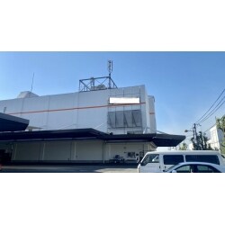A社様より、外壁塗装工事のご依頼と、欠損箇所の修繕のご依頼を賜りました。欠損箇所はモルタル補修をさせて頂き、当社の職人が、高耐候性・耐汚染性が期待できるコスモシリコンで丁寧に施工させて頂きました。また、サイン看板を施工することによりアクセントがつき一新されました。