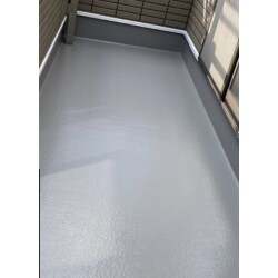 ベランダをウレタン塗膜防水工法で施工致しました。しっかりとケレン清掃後下地処理を行い、ウレタン樹脂を塗り重ね、最後にトップコートを塗布しました。繋ぎ目もなく綺麗な仕上がりになりました。