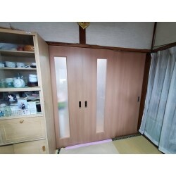 室内間仕切り建具（4枚引違戸）の交換。