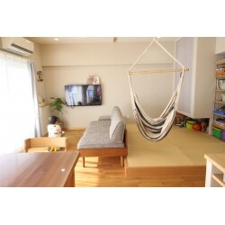 新築でご購入された戸建からの住み替えで、マンションをご購入されてのリノベーションでした。
それまでが戸建住まいだったこともあり、ご家族4名には、少々手狭に感じる可能性がある面積ではあるものの、それを感じさせない、使いやすい間取りを目指しました。
間取りに希望することは、しばらくは家族全員で寝ることができる広い寝室、ゆくゆくは兄弟で分けられる子供部屋、なるべくひとまとめにして家事導線を楽にしたいクローゼット、子供が楽しく過ごせるリビング、できれば対面キッチンと、ワークスペースと、もりだくさん！でした！