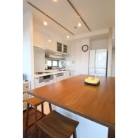 無垢天板のカウンター収納が主役のキッチンリフォーム