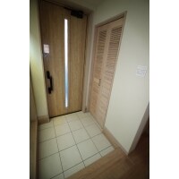 ガラリの折れ戸と玄関タイル