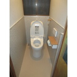 タイル張りの冷たいトイレからクッションフロアに張替し、トイレを取替しました。以前は手洗い器がありましたが、手洗い付の一体型トイレに取替た事で広くなり、お掃除もしやすくなりました。