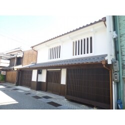 城下町の街並みに合わせた町屋の外観に改装。古い柱や梁をそのまま残して再生させました。