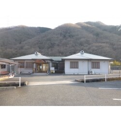経年劣化で色落ちし白くなった屋根を葺き替えました。自然に囲まれた環境になじむ緑色の屋根で、素敵な装いとなりました。