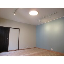 明るいクロスと素足で歩きたくなる杉フローリングで、現代風の子供部屋にリフォーム。内窓を取り付け冷暖房の効率をアップさせた快適な空間になりました。