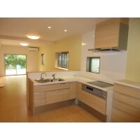 対面L型で開放感のあるキッチン