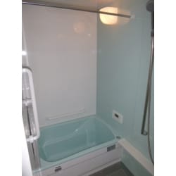 間口が狭く奥行の長い浴室は、通常サイズのシステムバスでは浴室が狭くなり使えないスペースがでるので、タカラの「ぴったりサイズレラージュ」で無駄な空間を無くしました。